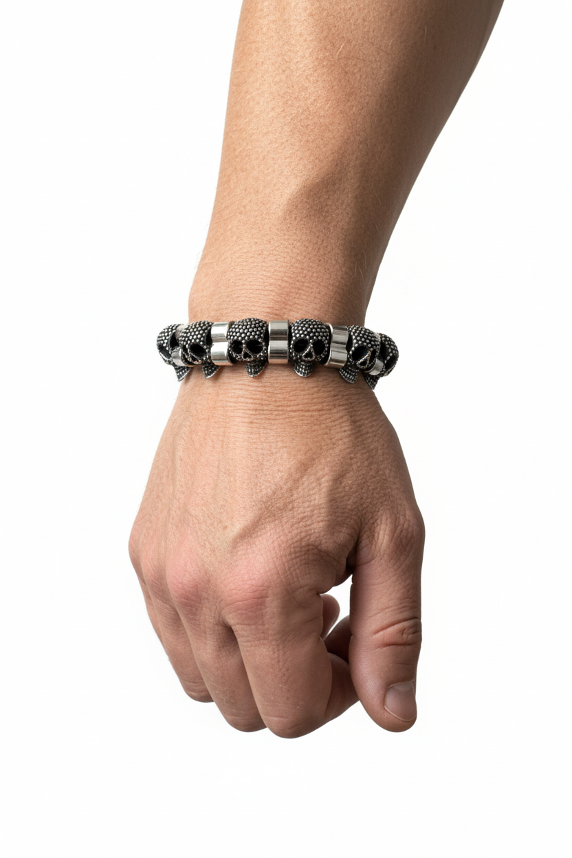 Pulsera de cuero con calaveras en mano masculina